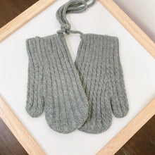 Load image into Gallery viewer, Knitted Mittens (4-8 yo)