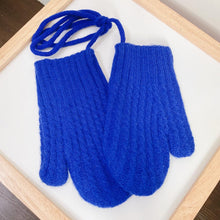 Load image into Gallery viewer, Knitted Mittens (4-8 yo)