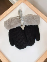 Load image into Gallery viewer, Knitted Mittens (1-3 yo)