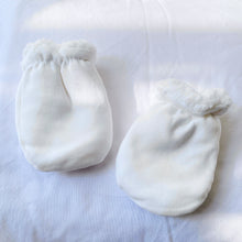 Load image into Gallery viewer, Winter Baby Mittens
