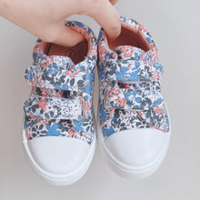 Load image into Gallery viewer, Floral Canvas Shoes Size 4
